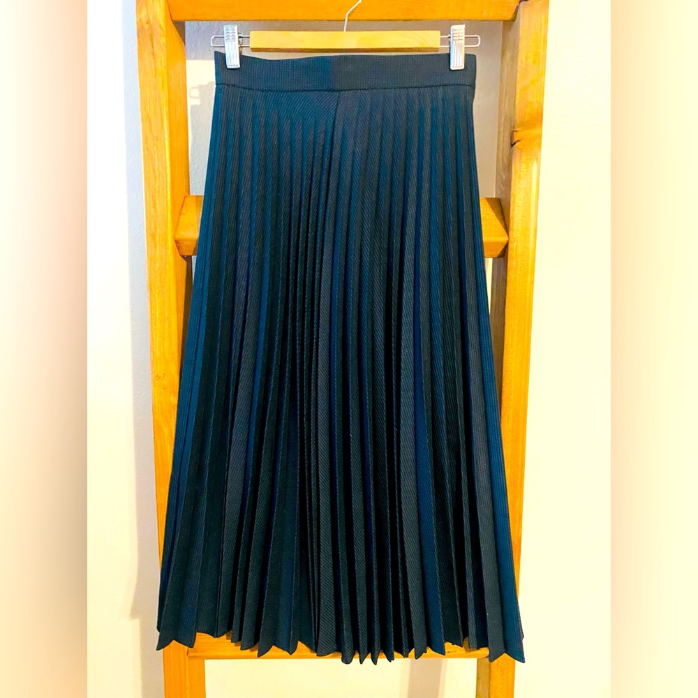 High waist pleated MIDI skirt.